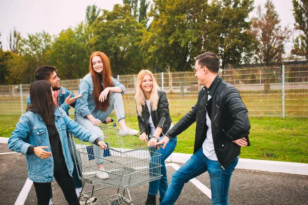 Grupo de quatro jovens amigos diversos em roupa jeanse olhar despreocupado, jovem e feliz nas ruas citys — Fotografia de Stock