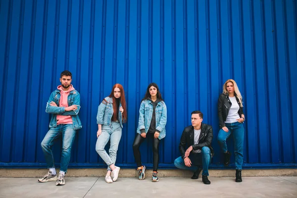 Grupo de cuatro jóvenes y diversos amigos en traje jeanse se ven despreocupados, jóvenes y felices en las calles de la ciudad — Foto de Stock