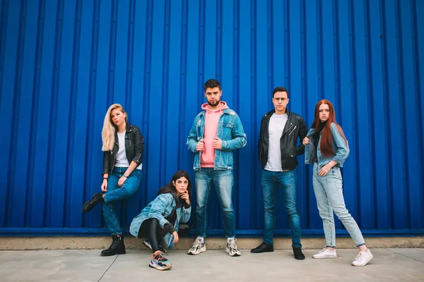 Grupo de cuatro jóvenes y diversos amigos en traje jeanse se ven despreocupados, jóvenes y felices en las calles de la ciudad — Foto de Stock