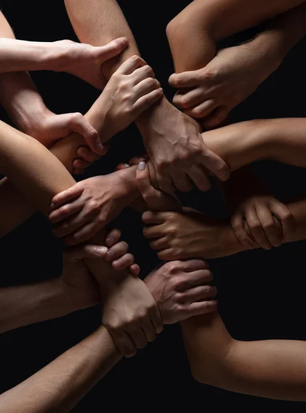 Χέρια των ανθρώπων πλήθος σε επαφή απομονώνονται σε μαύρο φόντο στούντιο. Έννοια της ανθρώπινης σχέσης, της κοινότητας, της ομαδικότητας, του συμβολισμού — Φωτογραφία Αρχείου