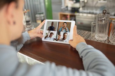 Uzaktan kumanda çalışıyor. Bardaki işyeri, bilgisayarlı restoran ofisi, cihazlar ve aletler.