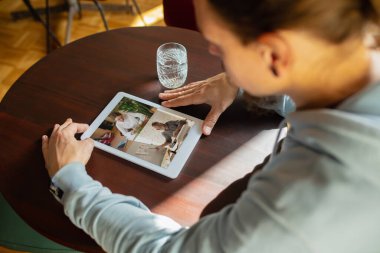 Uzaktan kumanda çalışıyor. Bardaki işyeri, bilgisayarlı restoran ofisi, cihazlar ve aletler.