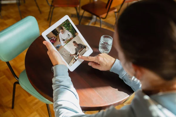 Uzaktan kumanda çalışıyor. Bardaki işyeri, bilgisayarlı restoran ofisi, cihazlar ve aletler. — Stok fotoğraf