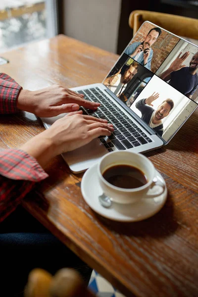 Télétravail. Milieu de travail au bar, bureau de restaurant avec PC, appareils et gadgets. — Photo