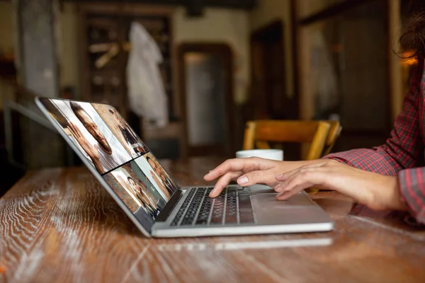 Trabajo remoto. Lugar de trabajo en bar, oficina restaurante con PC, dispositivos y gadgets. — Foto de Stock