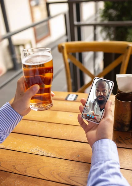 Fernarbeit, Online-Unterhaltung während der Quarantäne. Remote-Veranstaltungen in Bar, Restaurant-Büro mit PC, Geräten und Gadgets. — Stockfoto