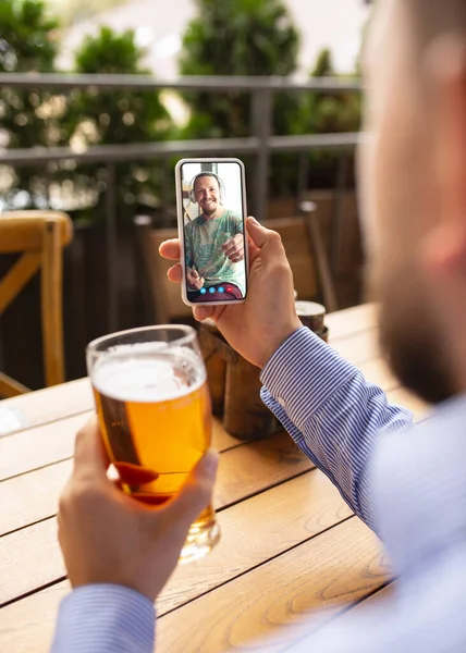 Fernarbeit, Online-Unterhaltung während der Quarantäne. Remote-Veranstaltungen in Bar, Restaurant-Büro mit PC, Geräten und Gadgets. — Stockfoto