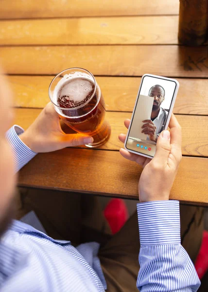 Fernarbeit, Online-Unterhaltung während der Quarantäne. Remote-Veranstaltungen in Bar, Restaurant-Büro mit PC, Geräten und Gadgets. — Stockfoto