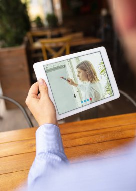 Karantina sırasında uzaktan kumanda, çevrimiçi eğlence. Barda uzak olaylar, bilgisayarlı restoran ofisi, aygıtlar ve aygıtlar.