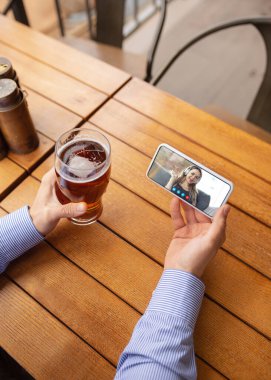 Karantina sırasında uzaktan kumanda, çevrimiçi eğlence. Barda uzak olaylar, bilgisayarlı restoran ofisi, aygıtlar ve aygıtlar.