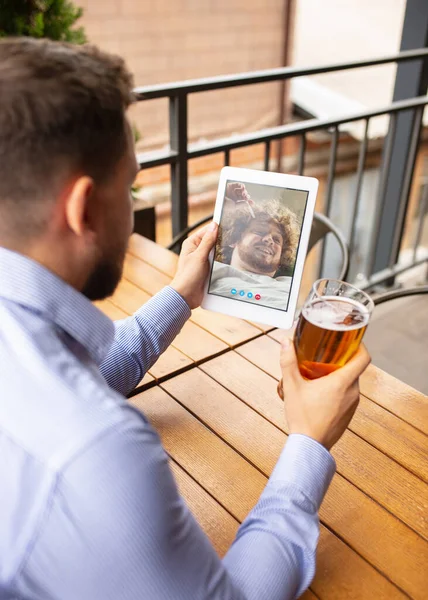 Trabajo remoto, entretenimiento en línea durante la cuarentena. Eventos remotos en bar, oficina de restaurante con PC, dispositivos y gadgets. — Foto de Stock