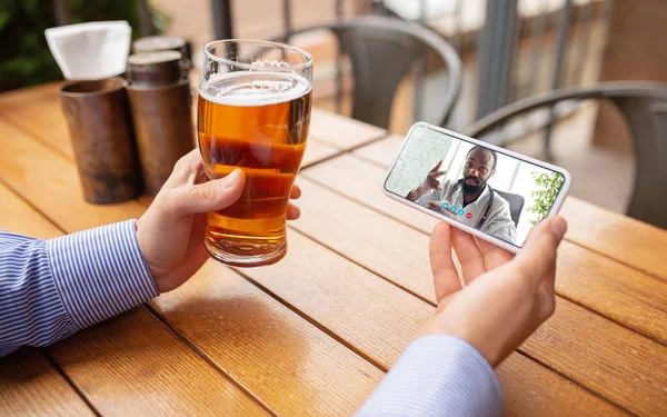 Fernarbeit, Online-Unterhaltung während der Quarantäne. Remote-Veranstaltungen in Bar, Restaurant-Büro mit PC, Geräten und Gadgets. — Stockfoto