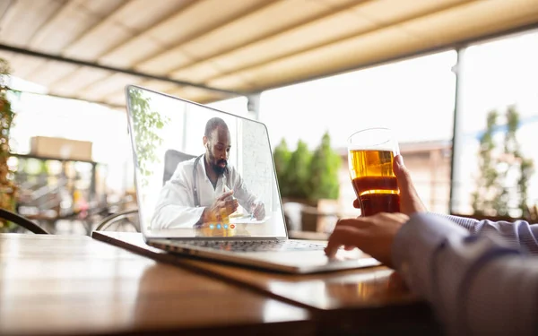 Travail à distance, divertissement en ligne pendant la quarantaine. Événements à distance au bar, au restaurant avec PC, appareils et gadgets. — Photo