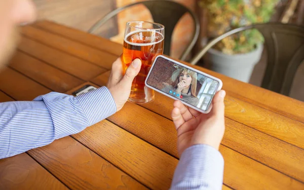 Fernarbeit, Online-Unterhaltung während der Quarantäne. Remote-Veranstaltungen in Bar, Restaurant-Büro mit PC, Geräten und Gadgets. — Stockfoto