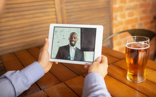 Travail à distance, divertissement en ligne pendant la quarantaine. Événements à distance au bar, au restaurant avec PC, appareils et gadgets. — Photo