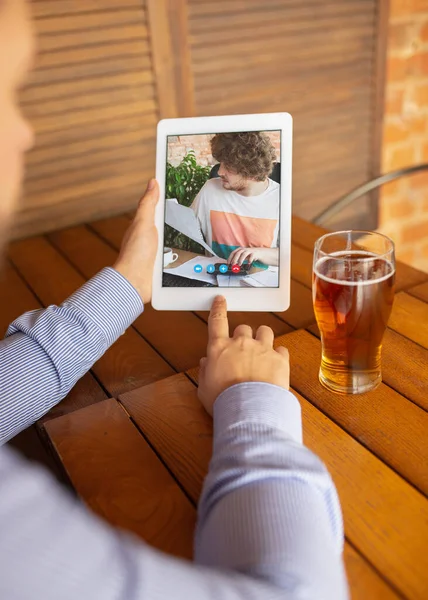 Travail à distance, divertissement en ligne pendant la quarantaine. Événements à distance au bar, au restaurant avec PC, appareils et gadgets. — Photo