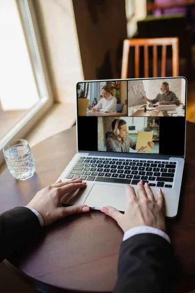 Op afstand werken. Werkplaats in bar, restaurant kantoor met PC, apparaten en gadgets. — Stockfoto