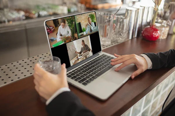 Trabajo remoto. Lugar de trabajo en bar, oficina restaurante con PC, dispositivos y gadgets. — Foto de Stock