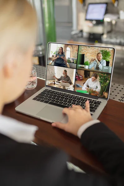 Telecomando. Posto di lavoro in bar, ufficio ristorante con PC, dispositivi e gadget. — Foto Stock