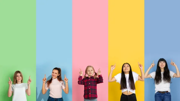 Ungdomar pekar upp leende på flerfärgad bakgrund. Mänskliga känslor, ansiktsuttryck. Trendiga färger. Kreativt kollage. — Stockfoto