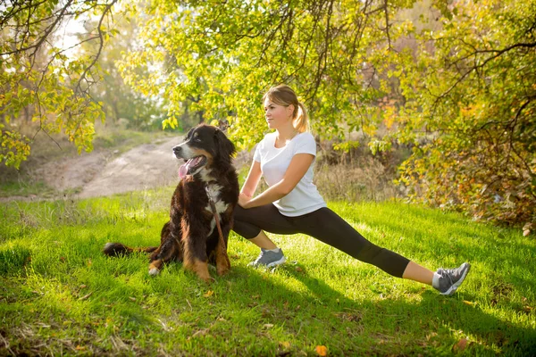 Mujer discapacitada caminando y entrenando al aire libre en el bosque — Foto de Stock