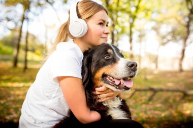 Engelli bir kadın ormanda yürüyor ve antrenman yapıyor.