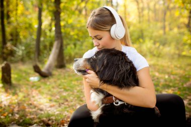Engelli bir kadın ormanda yürüyor ve antrenman yapıyor.