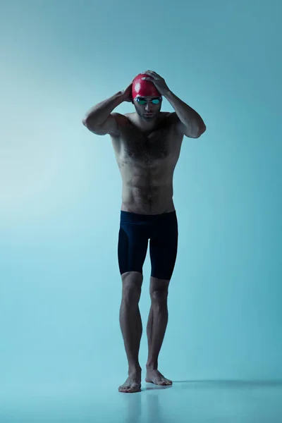 Profesjonalny pływak męski z kapeluszem i goglami w ruchu i akcji, zdrowy styl życia i koncepcji ruchu. Wymagany styl. — Zdjęcie stockowe