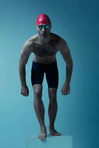 Professionelle männliche Schwimmer mit Hut und Brille in Bewegung und Aktion, gesunder Lebensstil und Bewegungskonzept. Neon-Stil. — Stockfoto