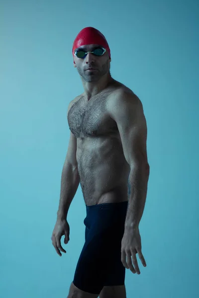 Επαγγελματίας κολυμβητής με καπέλο και γυαλιά σε κίνηση και δράση, υγιεινό τρόπο ζωής και έννοια κίνησης. Στυλ νέον. — Φωτογραφία Αρχείου