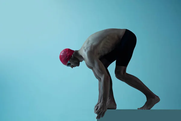 Nadador masculino profesional con sombrero y gafas en movimiento y acción, estilo de vida saludable y concepto de movimiento. Estilo neonificado. —  Fotos de Stock