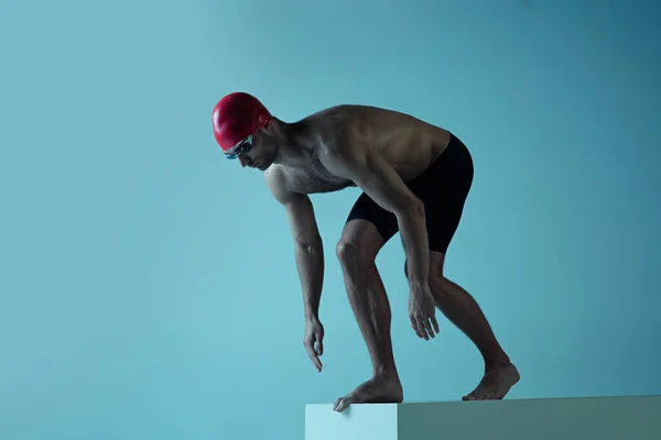 Nadador masculino profesional con sombrero y gafas en movimiento y acción, estilo de vida saludable y concepto de movimiento. Estilo neonificado. —  Fotos de Stock