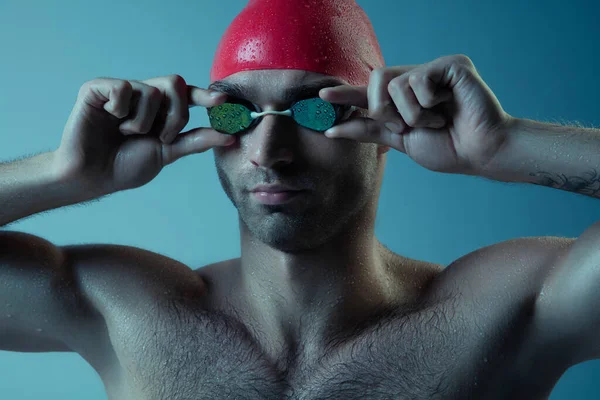 Professionelle männliche Schwimmer mit Hut und Brille in Bewegung und Aktion, gesunder Lebensstil und Bewegungskonzept. Neon-Stil. — Stockfoto