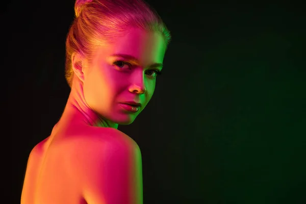 Retrato de modelo de moda feminina em luz de néon no fundo escuro estúdio. — Fotografia de Stock