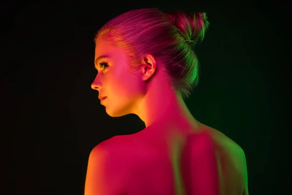 Retrato de modelo de moda feminina em luz de néon no fundo escuro estúdio. — Fotografia de Stock