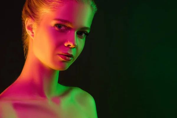 Retrato de modelo de moda feminina em luz de néon no fundo escuro estúdio. — Fotografia de Stock