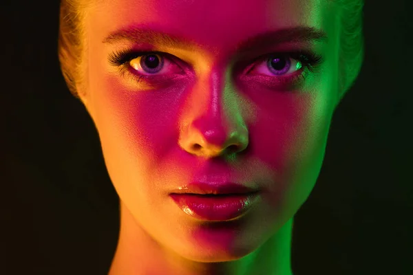 Portrét ženského módního modelu v neonovém světle na tmavém pozadí studia. — Stock fotografie