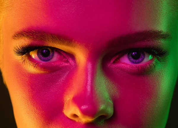 Close up retrato de modelo de moda feminina em luz de néon no fundo escuro estúdio. — Fotografia de Stock