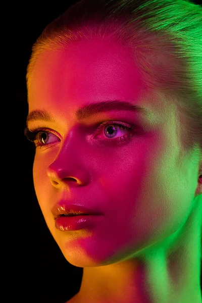 Retrato de modelo de moda feminina em luz de néon no fundo escuro estúdio. — Fotografia de Stock