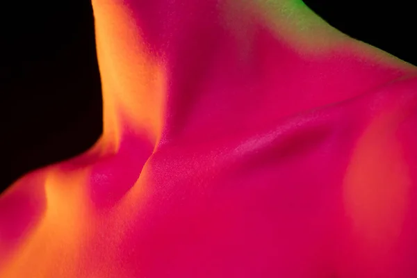 Close up retrato de modelo de moda feminina em luz de néon no fundo escuro estúdio. — Fotografia de Stock