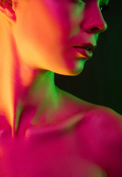 Portrait de mannequin femme au néon sur fond de studio sombre. — Photo