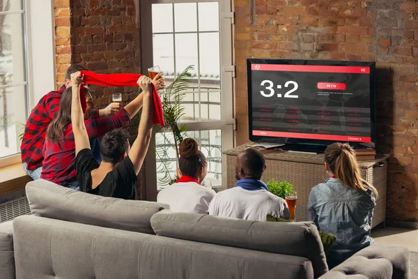 TV-skärm med mobilapp för spel och poäng, jublande vänner, fans framför det ser glada ut — Stockfoto