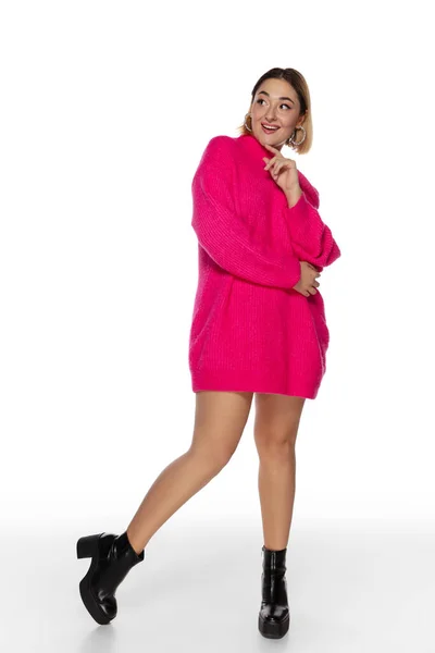 밝은 핑크 색 편안 한 스웨터를 입은 아름다운 젊은 여성, 화이트 스튜디오 배경에 고립 된 긴 소매 — 스톡 사진
