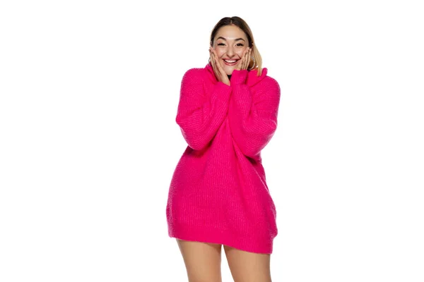 Schöne junge Frau in hellem rosa bequemem Pullover, Langarm isoliert auf weißem Studiohintergrund — Stockfoto