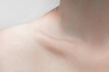 Stüdyo arka planında izole edilmiş güzel albino kadın portresi. Güzellik, moda, cilt bakımı, kozmetik konsepti. Ayrıntılar.