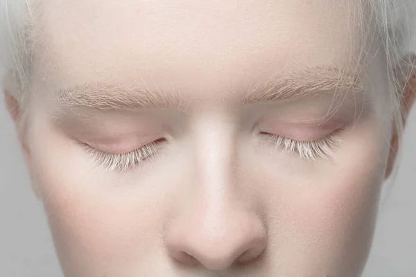 Detailní záběr portrét krásné albíny ženy izolované na pozadí studia. Krása, móda, péče o pleť, kosmetický koncept. Podrobnosti. — Stock fotografie