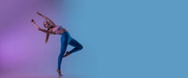 Genç sportif kadın eğitimi neon ışıklarıyla izole edilmiş. Atletik ve zarif.