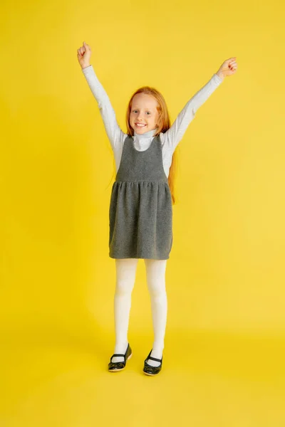 Πορτρέτο του μικρού καυκάσιου κοριτσιού με φωτεινά συναισθήματα που απομονώνονται σε κίτρινο φόντο στούντιο — Φωτογραφία Αρχείου