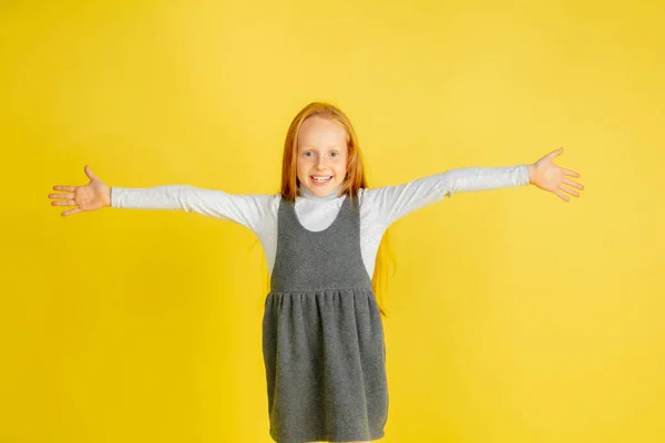 Πορτρέτο του μικρού καυκάσιου κοριτσιού με φωτεινά συναισθήματα που απομονώνονται σε κίτρινο φόντο στούντιο — Φωτογραφία Αρχείου