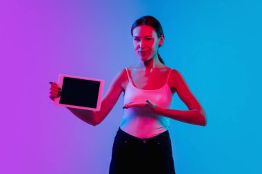 Beyaz kadın portresi, neon ışıklarıyla mavi-mor renkli gradyan stüdyo arka planında.